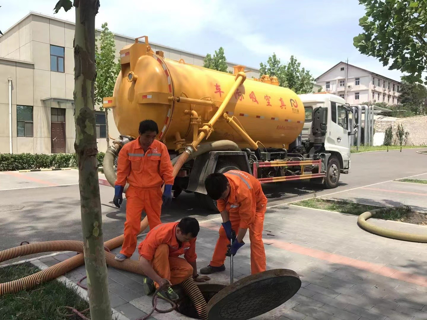 穆棱管道疏通车停在窨井附近