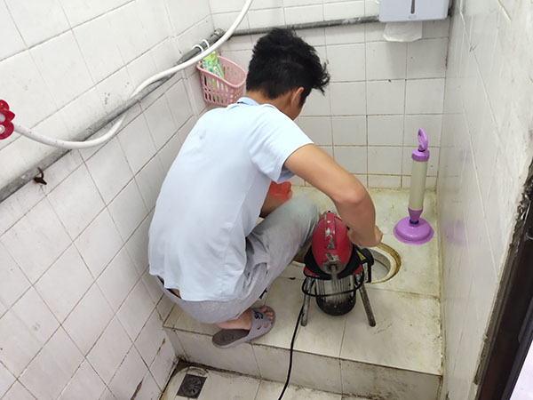 穆棱管道堵塞冒臭气 专业师傅现场解决问题